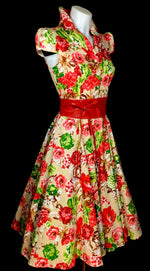 Carica l&#39;immagine nel visualizzatore di Gallery, Abito anni 50 floreale rose verdi rosse beige con mezza manica e colletto
