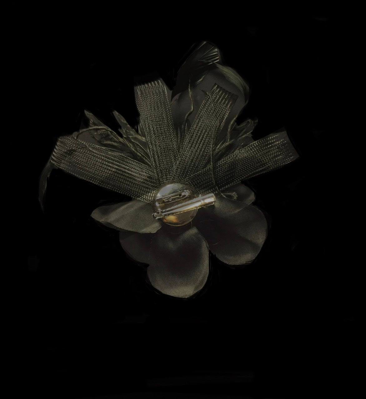 Fascinator clip fiore con piumette nero